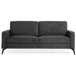 Er is een donkergrijze, moderne bank met een minimalistisch design te zien. Deze heeft twee grote rugkussens en strakke armleuningen. De bank staat op slanke, zwarte metalen poten, wat hem een elegante en eigentijdse uitstraling geeft.