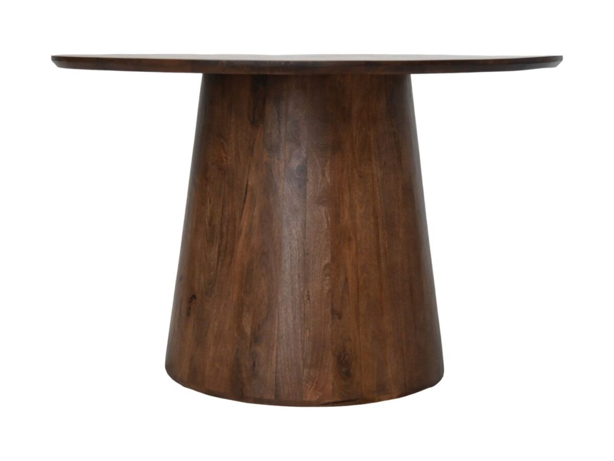 Een ronde, donkere houten tafel met een breed blad en een conische, massieve basis. Het hout heeft een gladde afwerking met zichtbare nerfpatronen. Het ontwerp is eenvoudig en modern, geschikt om te dineren of als accentstuk.