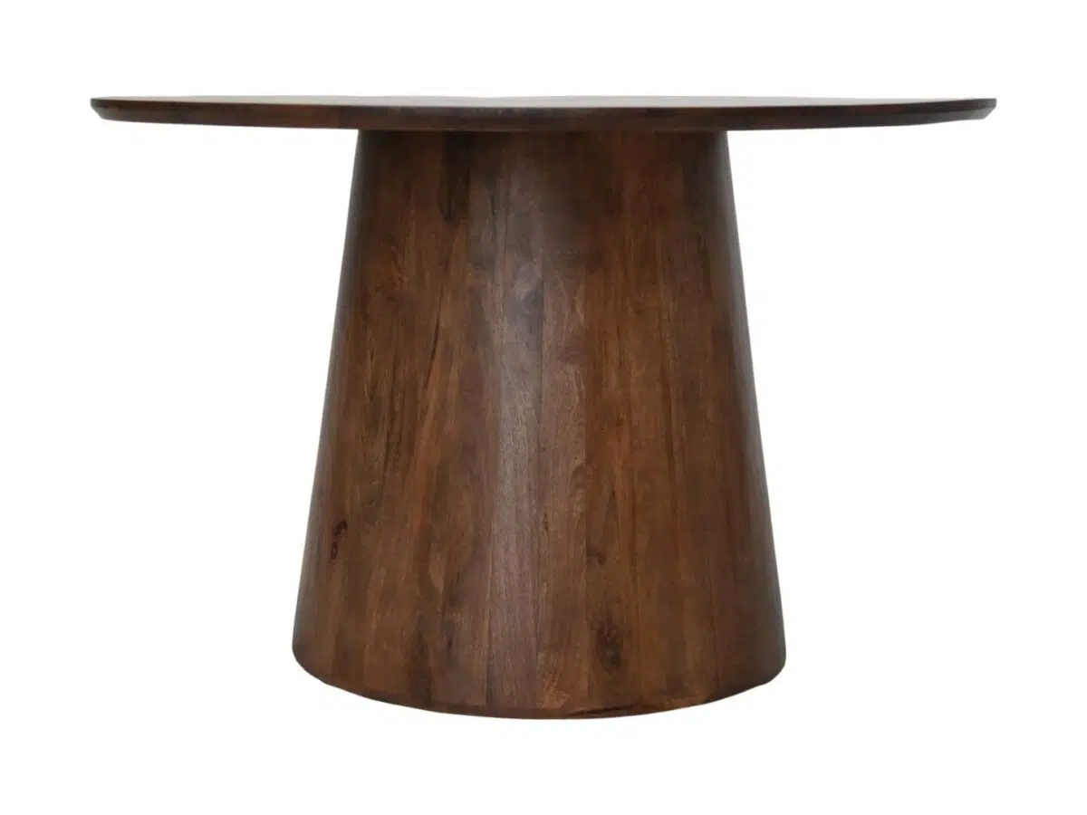 Een ronde, donkere houten tafel met een breed blad en een conische, massieve basis. Het hout heeft een gladde afwerking met zichtbare nerfpatronen. Het ontwerp is eenvoudig en modern, geschikt om te dineren of als accentstuk.
