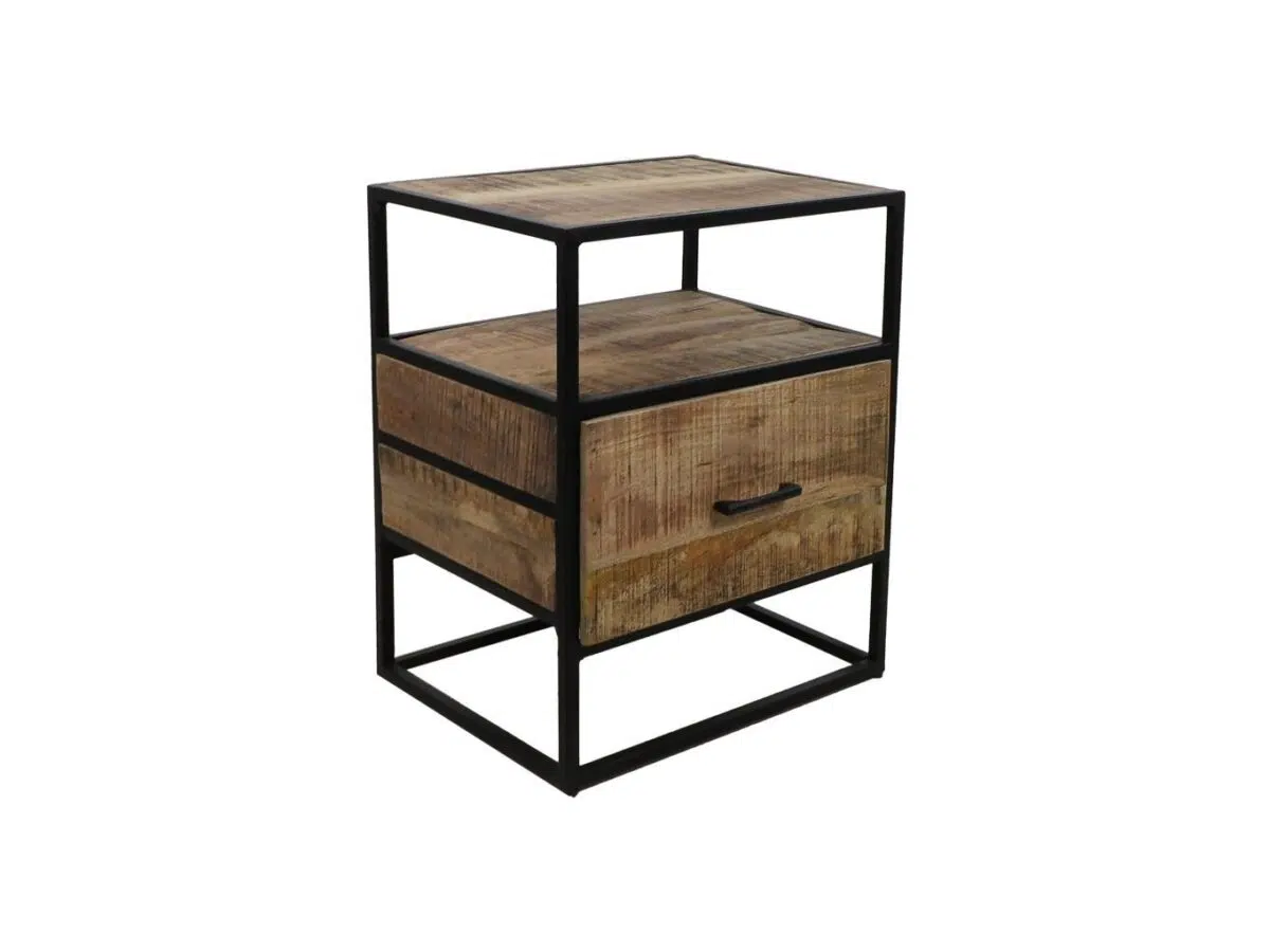 Een klein, rustiek nachtkastje met een zwart metalen frame. Het heeft twee lagen en een enkele houten lade met een zwarte handgreep. Het hout is getextureerd en heeft een natuurlijke afwerking, wat een contrast vormt met het strakke metaal.