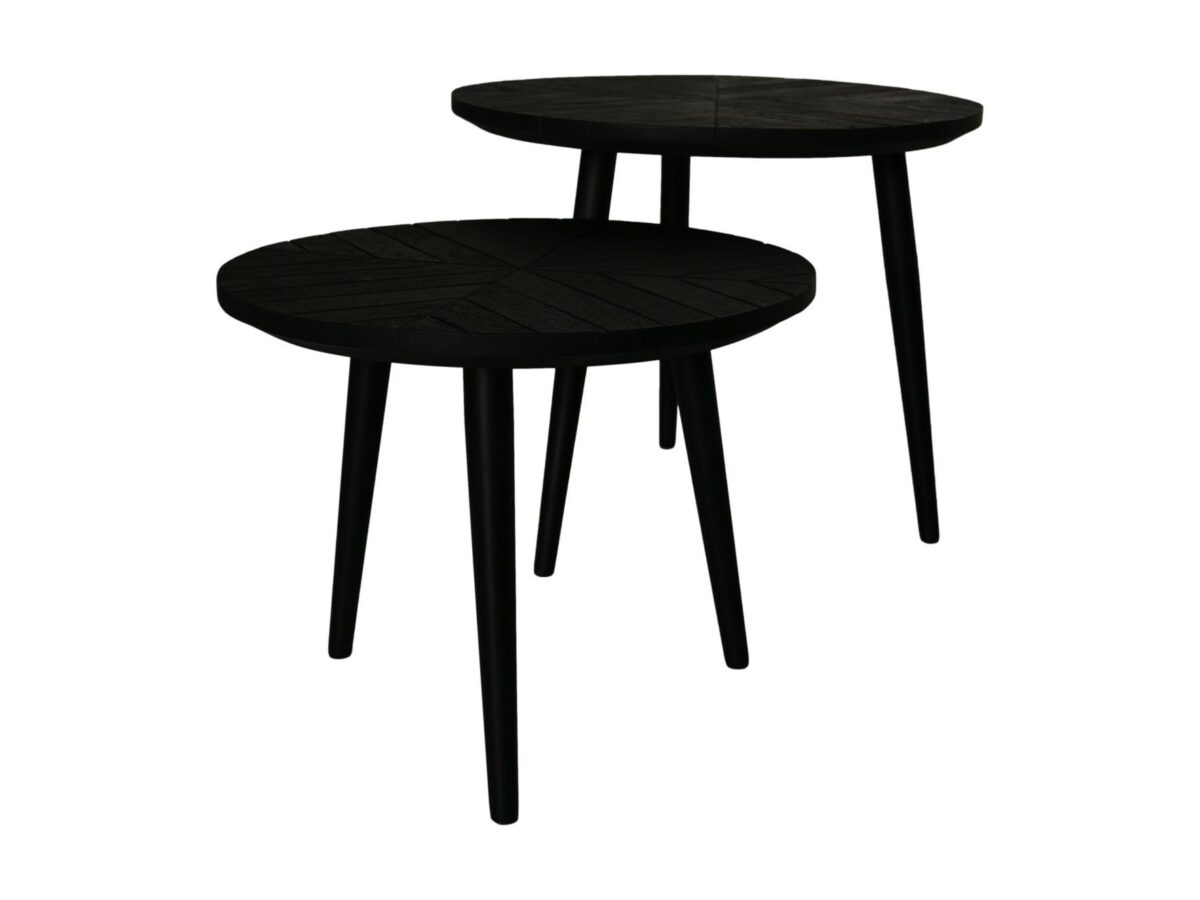 Twee zwarte, ronde houten tafels van verschillende hoogte met elk drie slanke poten, in een trapsgewijze opstelling geplaatst tegen een witte achtergrond.