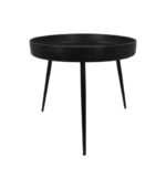 Een zwarte ronde tafel met een ondiepe komvormige bovenkant en drie taps toelopende poten. Het ontwerp is minimalistisch en modern.