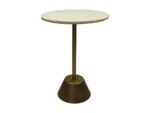 Een kleine ronde bijzettafel met een wit marmeren blad. Het heeft een slanke messingkleurige metalen steel en een kegelvormige basis. Het ontwerp is minimalistisch en modern.