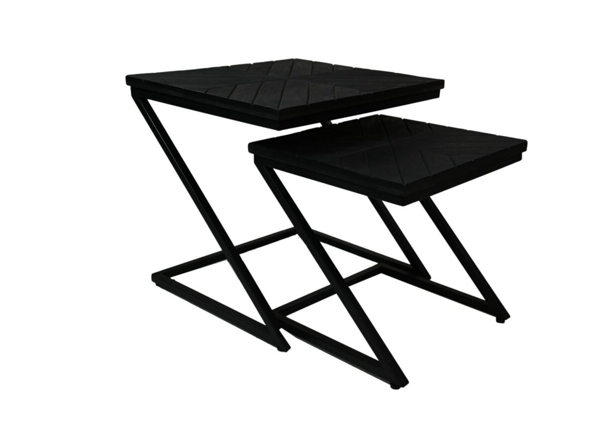 Twee moderne, zwarte, metalen nesttafels met vierkante bladen. De grotere tafel heeft een hogere structuur, terwijl de kleinere er gedeeltelijk onder past. Beide hebben een zigzagpatroon op het blad en hoekige, minimalistische poten. Tegen een witte achtergrond.