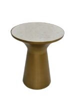 Een ronde bijzettafel met een wit marmeren blad en een taps toelopende, cilindervormige gouden voet.
