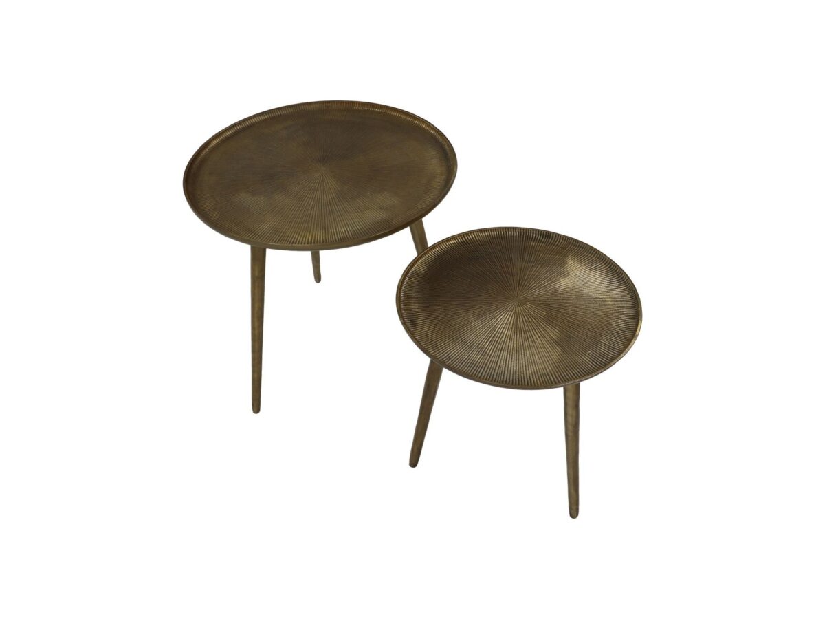 Twee ronde, getextureerde, goudkleurige bijzettafels met elk drie slanke poten. De tafels zijn op verschillende hoogtes geplaatst, wat een gestapelde uitstraling geeft. De achtergrond is effen wit, wat de metallic afwerking en het minimalistische ontwerp benadrukt.