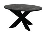 Een ronde zwarte marmeren tafel met een glad oppervlak en opvallende witte adering. Het wordt ondersteund door een stevige, moderne X-vormige zwarte metalen basis. Het ontwerp van de tafel is strak en eigentijds.
