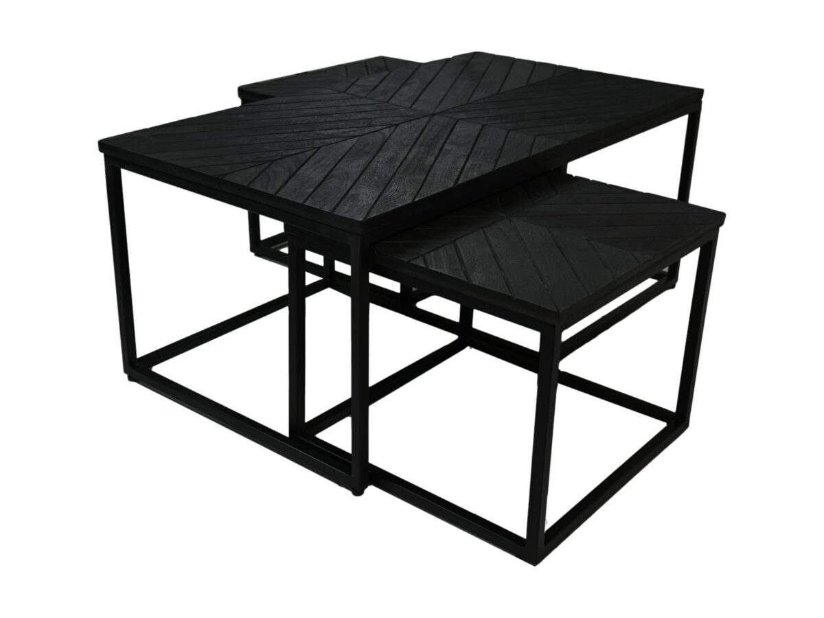 Set van drie geneste zwarte salontafels met een strak, modern design. Elke tafel heeft een vierkant blad met een geometrisch patroon en zwarte metalen frames, die samen een samenhangende en stijlvolle eenheid vormen.