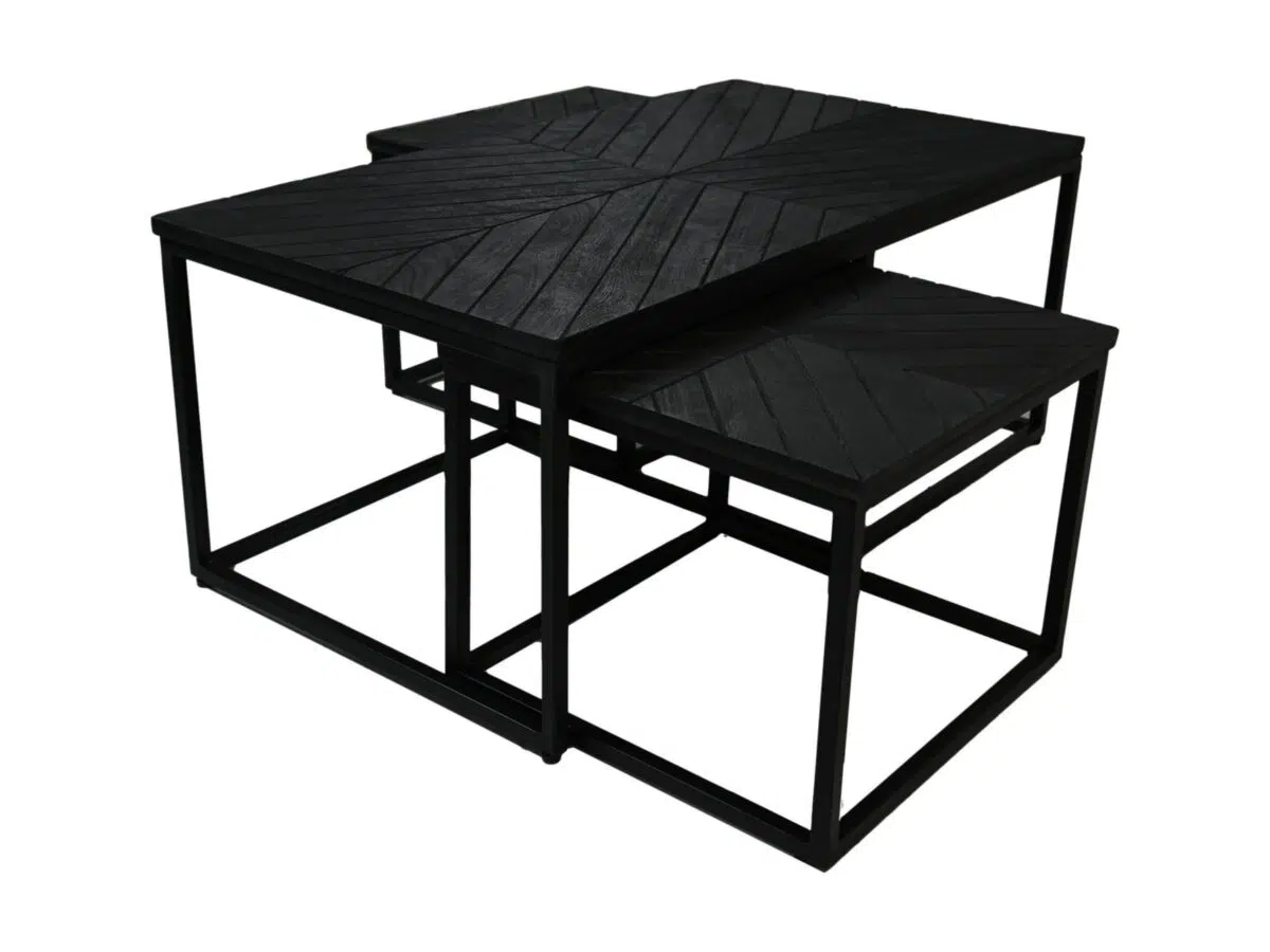 Set van drie geneste zwarte salontafels met een strak, modern design. Elke tafel heeft een vierkant blad met een geometrisch patroon en zwarte metalen frames, die samen een samenhangende en stijlvolle eenheid vormen.