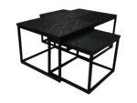 Set van drie geneste zwarte salontafels met een strak, modern design. Elke tafel heeft een vierkant blad met een geometrisch patroon en zwarte metalen frames, die samen een samenhangende en stijlvolle eenheid vormen.