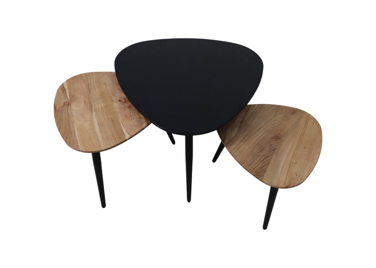 Drie driehoekige, geneste bijzettafels met slanke zwarte poten; twee tafels hebben houten bladen in lichtbruin en één heeft een zwart blad. De opstelling creëert een overlappend effect.