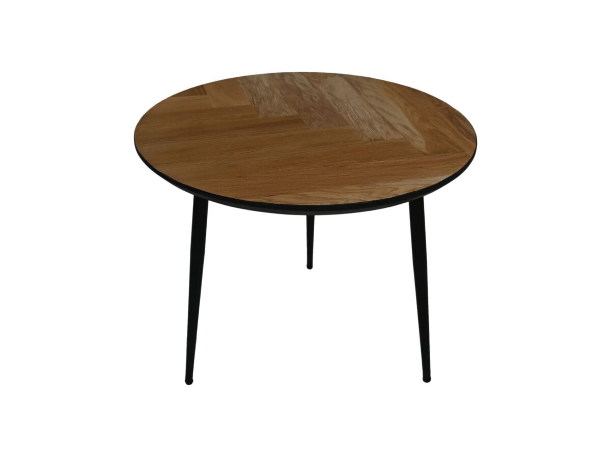 Een ronde houten salontafel met een visgraatmotief op het blad en drie slanke zwarte metalen poten, tegen een effen witte achtergrond.