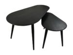 Twee zwarte bijzettafels met gladde, asymmetrische ovale bladen en strakke, taps toelopende poten. De kleinere tafel is gedeeltelijk onder de grotere geschoven, wat een stijlvolle, moderne look creëert.