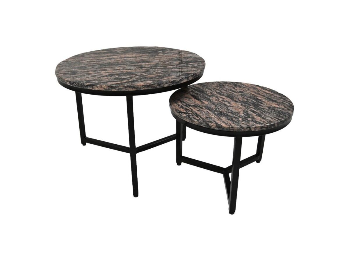 Twee ronde bijzettafels met marmeren bladen en zwarte metalen poten. De grotere tafel staat links en is iets hoger, terwijl de kleinere tafel rechts staat. Het marmer heeft een mix van donkere en lichte aderpatronen.