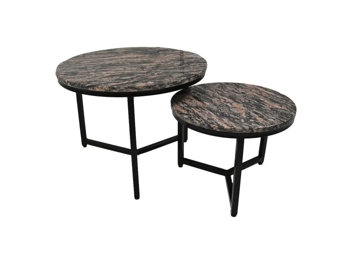 Twee ronde bijzettafels met marmeren bladen en zwarte metalen poten. De grotere tafel staat links en is iets hoger, terwijl de kleinere tafel rechts staat. Het marmer heeft een mix van donkere en lichte aderpatronen.