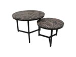 Twee ronde bijzettafels met marmeren bladen en zwarte metalen poten. De grotere tafel staat links en is iets hoger, terwijl de kleinere tafel rechts staat. Het marmer heeft een mix van donkere en lichte aderpatronen.