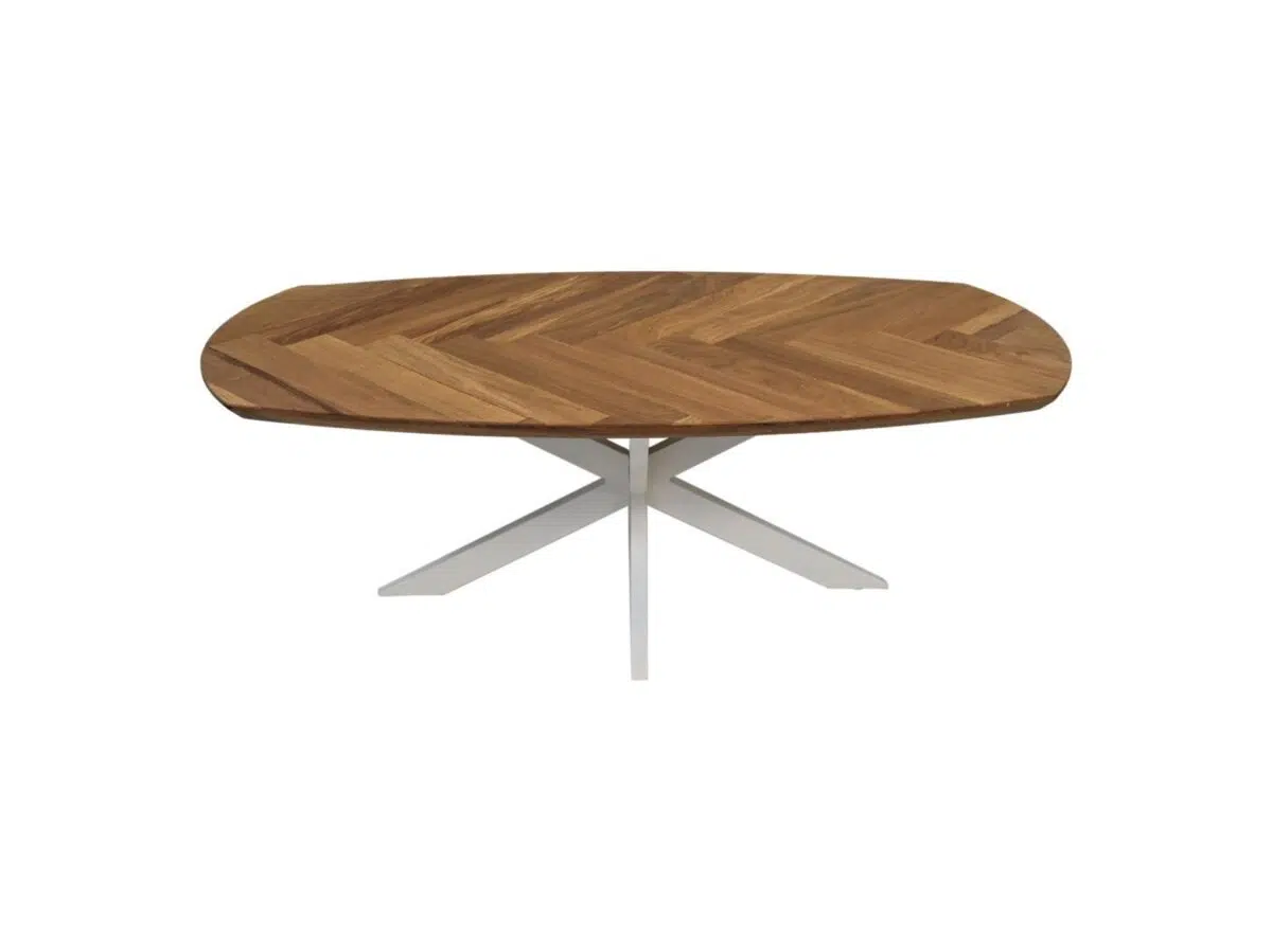 Een ovale houten tafel met een visgraatmotief op het tafelblad en een wit, X-vormig metalen onderstel, tegen een witte achtergrond.