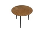 Een ronde houten tafel met een visgraatmotief op slanke zwarte metalen poten, tegen een witte achtergrond.