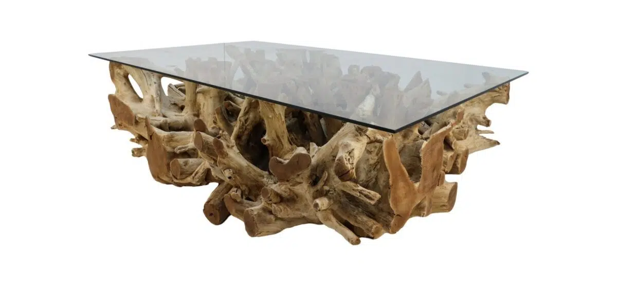 Een salontafel met glazen blad, ondersteund door een ingewikkelde basis van natuurlijke, verweven stukken drijfhout. De tafel heeft een helder, glad glazen oppervlak en een rustiek, artistiek houten fundament.