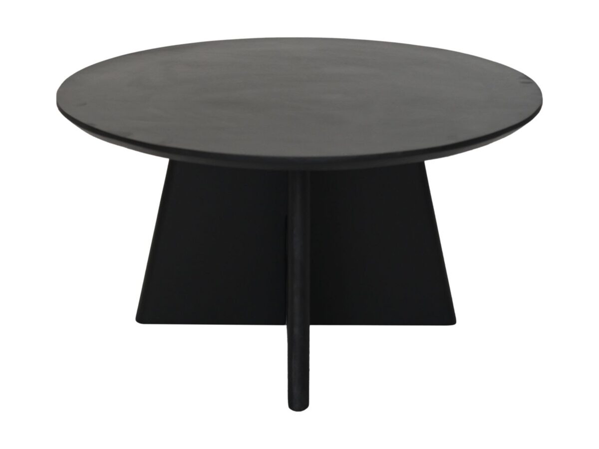 Een moderne zwarte ronde salontafel met een glad plat bovenblad en een hoekige geometrische basis, die een strak en minimalistisch design biedt. De tafel is geplaatst tegen een effen witte achtergrond.