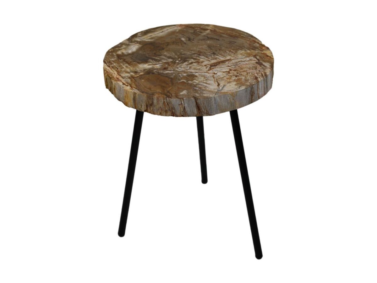 Een kleine ronde bijzettafel met een dik, natuurlijk houten blad en drie dunne, zwarte metalen poten. De tafel heeft een rustieke uitstraling met zichtbare houtnerf en texturen.