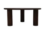 Een donkere houten salontafel met een rond blad en drie dikke cilindrische poten. De tafel heeft een modern, minimalistisch design. Hij staat op een witte achtergrond.
