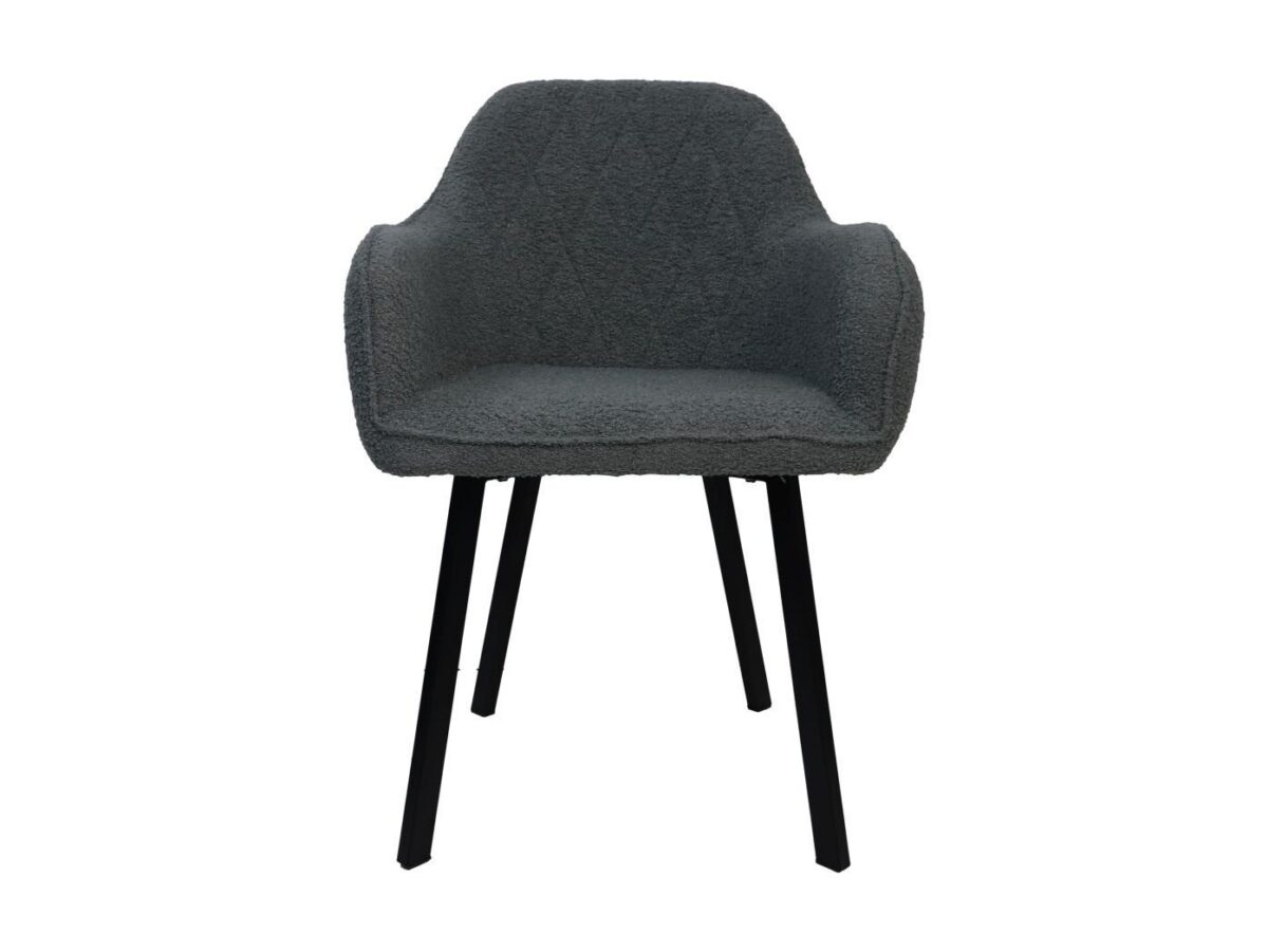 Een grijs gestoffeerde fauteuil met een gestructureerd oppervlak wordt getoond. Het heeft een gebogen rugleuning en armleuningen, ondersteund door vier zwarte, hoekige poten. De stoel is geplaatst tegen een effen witte achtergrond.