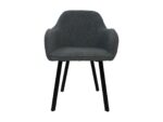 Een grijs gestoffeerde fauteuil met een gestructureerd oppervlak wordt getoond. Het heeft een gebogen rugleuning en armleuningen, ondersteund door vier zwarte, hoekige poten. De stoel is geplaatst tegen een effen witte achtergrond.
