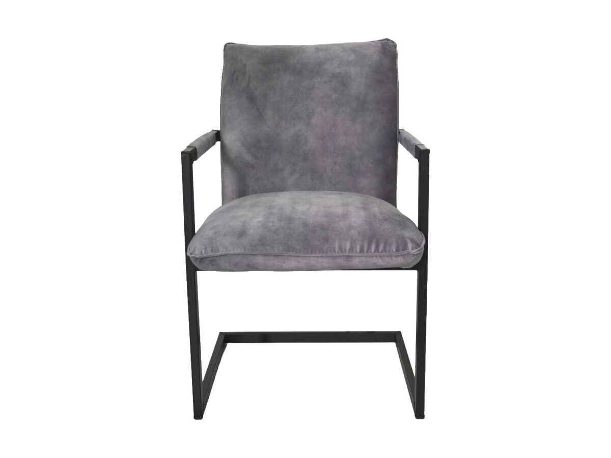 Een moderne stoel met een pluche grijs kussen op een zwart metalen frame. De stoel heeft een rechte rugleuning en armleuningen, met een strak, minimalistisch design dat geschikt is voor hedendaagse interieurs.