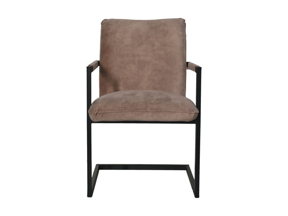 Een moderne stoel met een gewatteerde bruine zitting en rugleuning. Het frame is zwart en heeft een minimalistisch ontwerp, met rechte armen en een U-vormige basis. De bekleding heeft een suède-achtige textuur.