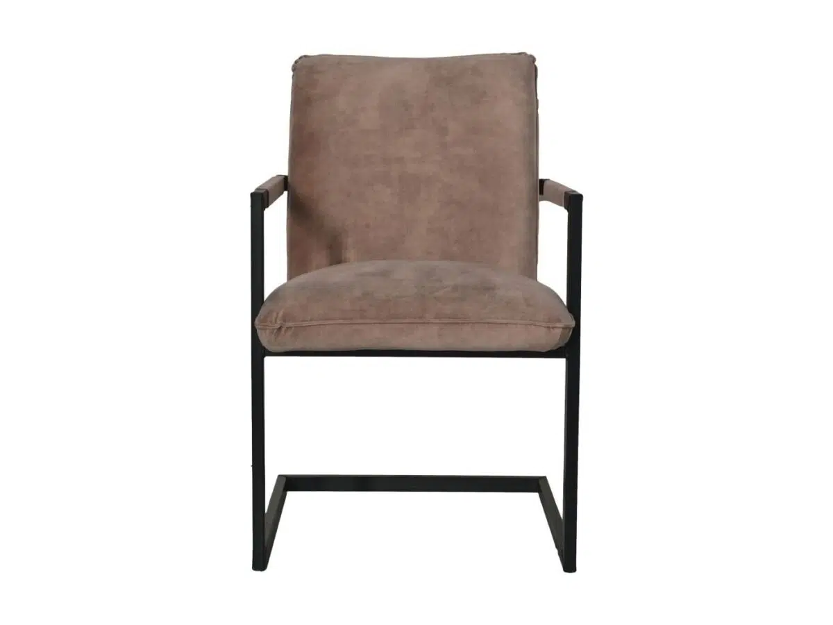 Een moderne stoel met een gewatteerde bruine zitting en rugleuning. Het frame is zwart en heeft een minimalistisch ontwerp, met rechte armen en een U-vormige basis. De bekleding heeft een suède-achtige textuur.