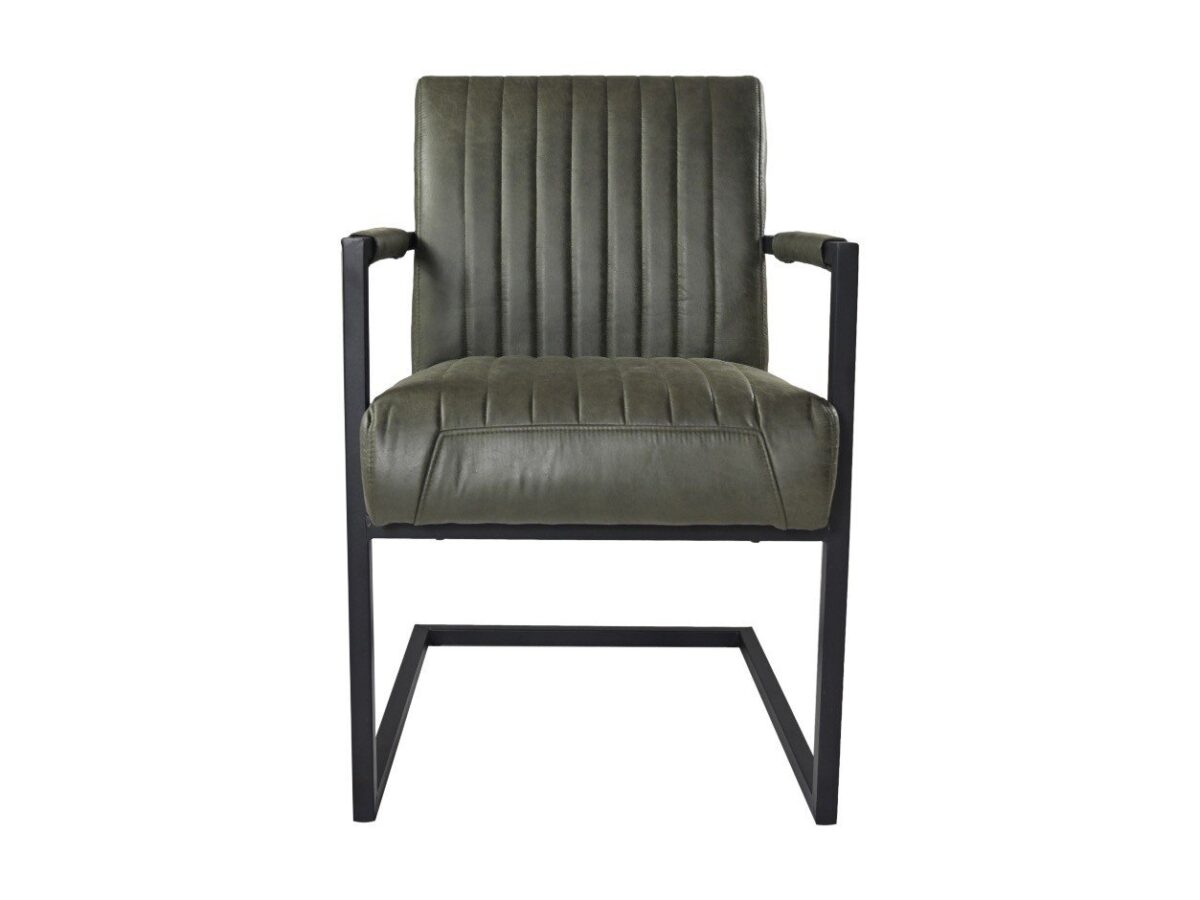 Een moderne stoel met een olijfgroene, verticaal gestikte leren zitting en rugleuning. Het heeft een strak, zwart metalen frame met armleuningen en een cantilever-basis.