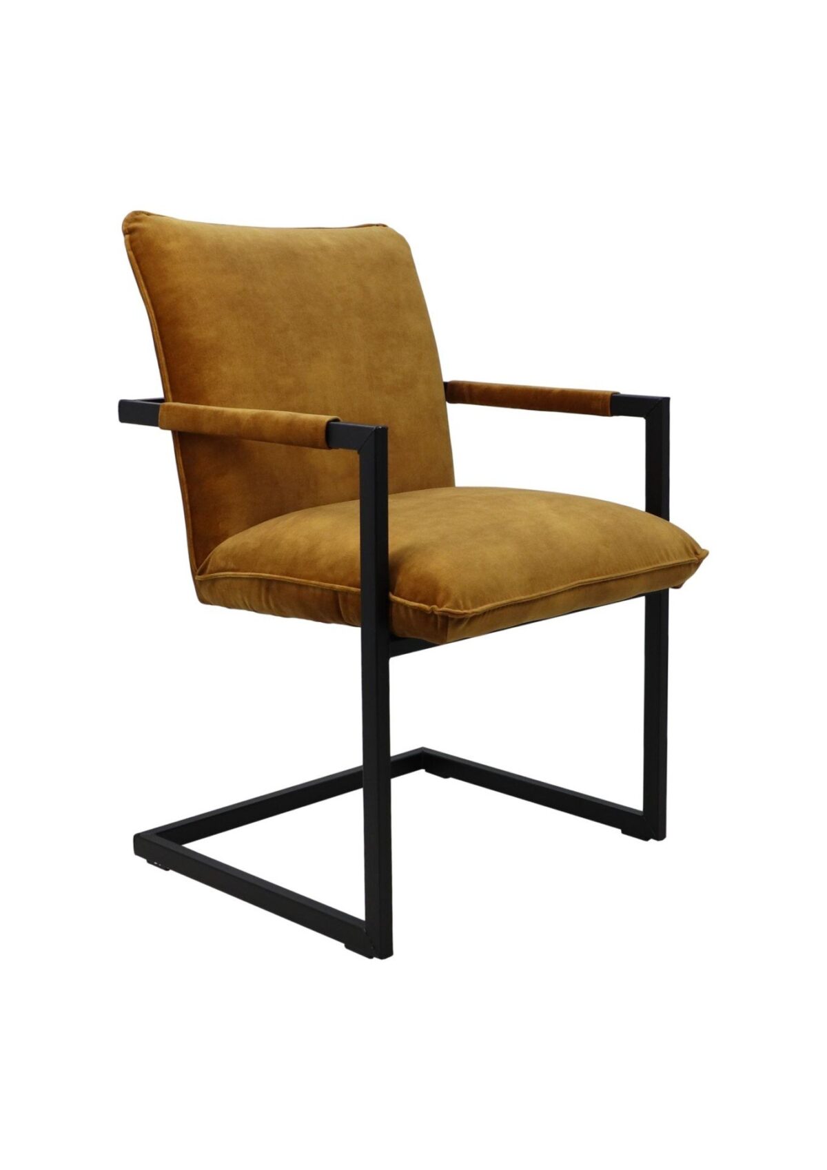 Een moderne stoel met mosterdgele kussens en een zwart metalen frame. De stoel heeft een rechthoekige rugleuning, zitkussen en armleuningen, ondersteund door een strakke cantileverbasis. Het ontwerp is minimalistisch en eigentijds.