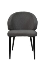 Een moderne stoel met een gebogen rugleuning en bekleed met donkergrijze stof met een getextureerde afwerking. De stoel heeft vier zwarte taps toelopende poten, wat zorgt voor een minimalistisch en elegant design.