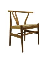 Een houten stoel met een minimalistisch, Scandinavisch design met een gebogen rugleuning en geweven zitting. Het frame is van licht hout, wat een eenvoudige maar elegante constructie met gladde, strakke lijnen laat zien.