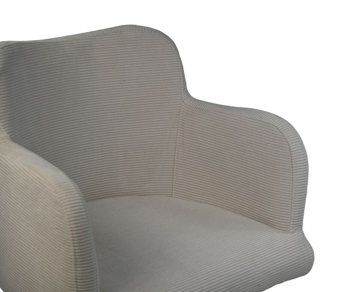 Close-up van een beige gestoffeerde fauteuil met geribbelde stoffen textuur. De afbeelding richt zich op de gebogen rugleuning en armleuningen van de stoel, waardoor de details en contouren van de stof worden benadrukt. De achtergrond is effen en wit.