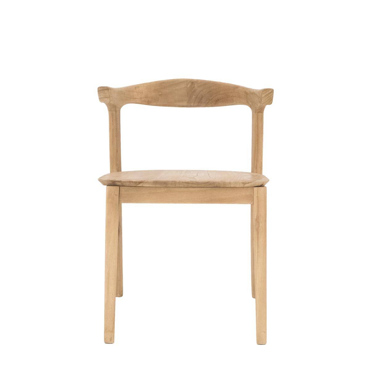 Een lichte houten stoel met een eenvoudig ontwerp, met een gebogen rugleuning en een gladde zitting. De stoel heeft vier rechte poten en een natuurlijke afwerking, waardoor de houtnerf wordt benadrukt.