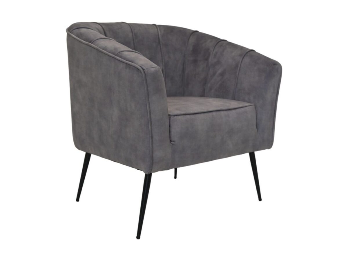 Een moderne fauteuil met donkere metalen poten en een gebogen rugleuning bekleed met grijze stof. De stoel heeft een minimalistisch design met subtiele stiksels aan de zijkant en achterkant.