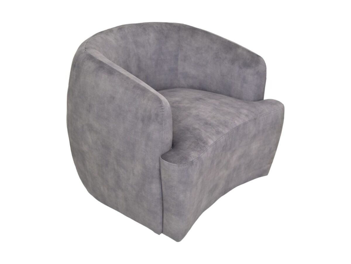 Een moderne, ronde fauteuil met een zachte, grijze suède afwerking. De stoel heeft een gladde, gebogen rug en zijkanten, en een diepe zitting, wat een eigentijds en comfortabel design biedt.
