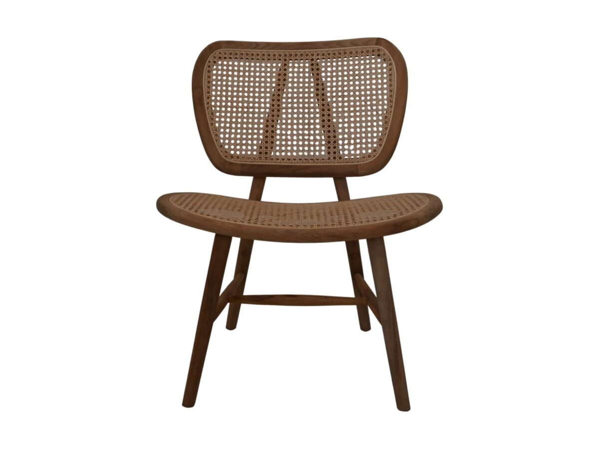 Een houten stoel met een gebogen rugleuning en zitting, beide met een geweven rotanpatroon. De stoel heeft vier hoekige poten en een minimalistisch, mid-century modern design.