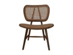 Een houten stoel met een gebogen rugleuning en zitting, beide met een geweven rotanpatroon. De stoel heeft vier hoekige poten en een minimalistisch, mid-century modern design.