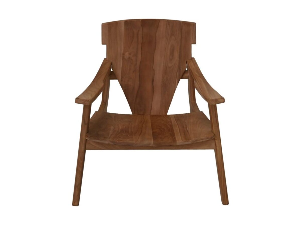Vooraanzicht van een houten fauteuil met een minimalistisch design. De stoel heeft een hoge rugleuning, licht gehoekte armleuningen en een gladde, natuurlijke houtafwerking, waardoor de nerf goed zichtbaar is.