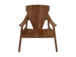 Vooraanzicht van een houten fauteuil met een minimalistisch design. De stoel heeft een hoge rugleuning, licht gehoekte armleuningen en een gladde, natuurlijke houtafwerking, waardoor de nerf goed zichtbaar is.