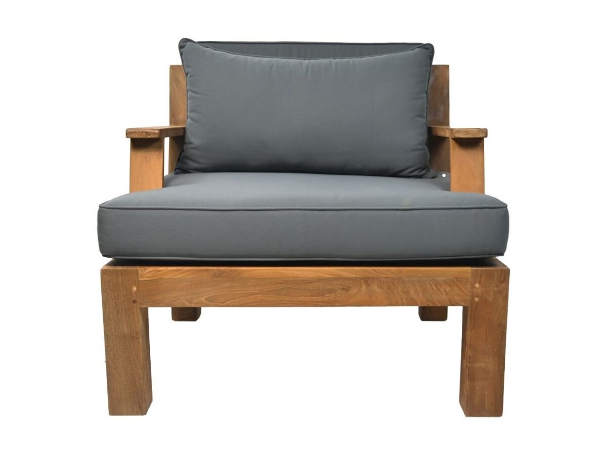 Houten fauteuil met een minimalistisch design, met een natuurlijk houten frame en donkergrijze kussens op de zitting en rugleuning. De stoel heeft rechte, strakke lijnen en een moderne esthetiek.