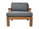 Houten fauteuil met een minimalistisch design, met een natuurlijk houten frame en donkergrijze kussens op de zitting en rugleuning. De stoel heeft rechte, strakke lijnen en een moderne esthetiek.