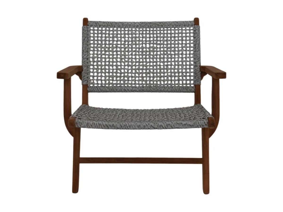 Een stoel met een houten frame en een geweven grijze zitting en rugleuning. De stoel heeft armleuningen en een eenvoudig, modern design.