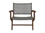 Een stoel met een houten frame en een geweven grijze zitting en rugleuning. De stoel heeft armleuningen en een eenvoudig, modern design.
