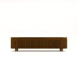 Een houten mediaconsole met een lattenontwerp, met een laag profiel en vier korte poten. De console heeft een strak en minimalistisch uiterlijk, geschikt voor hedendaagse interieurs.