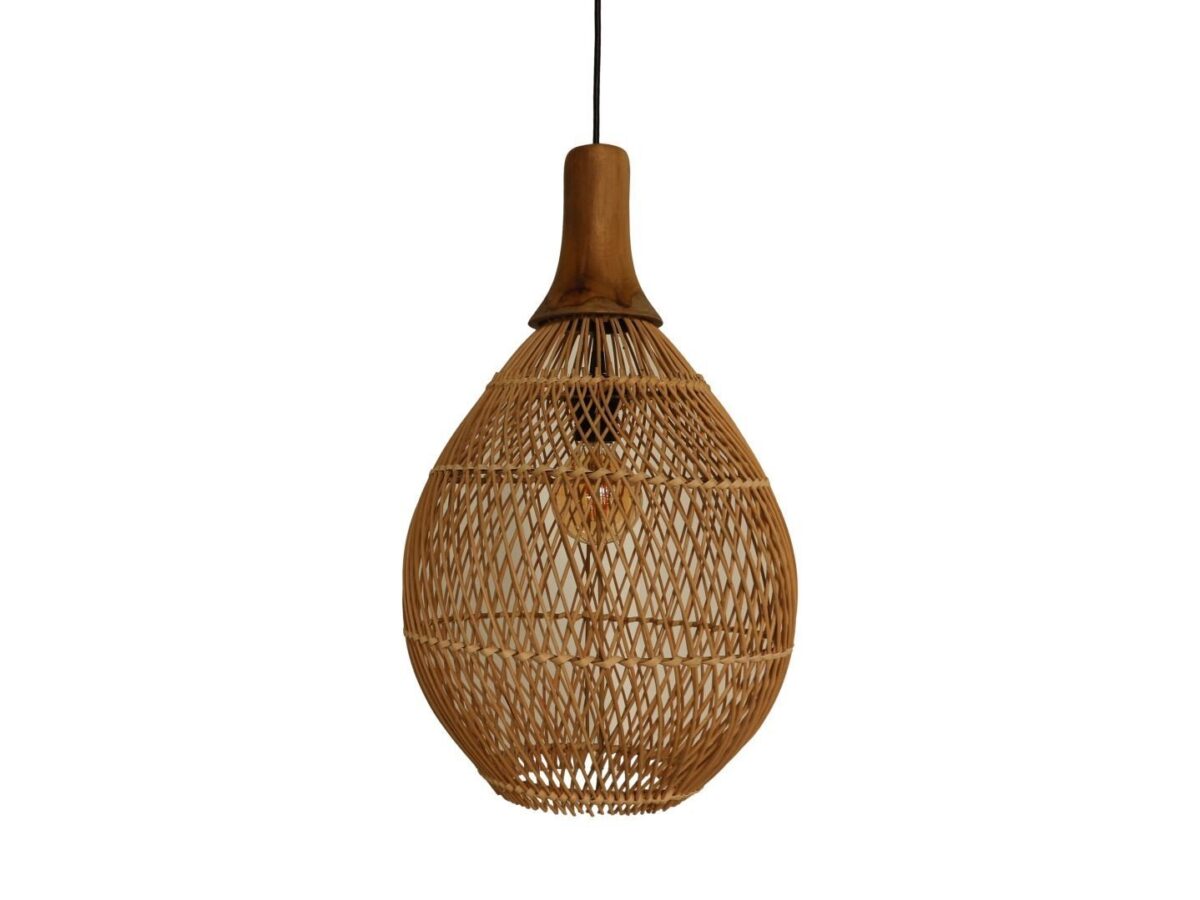 Een hangende hanglamp met een natuurlijk houten frame in een traanvorm. Het frame heeft een kruislings patroon, waardoor er licht doorheen kan schijnen. De lamp is zichtbaar aan de binnenkant en het armatuur hangt aan een zwart snoer.