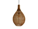 Een hangende hanglamp met een natuurlijk houten frame in een traanvorm. Het frame heeft een kruislings patroon, waardoor er licht doorheen kan schijnen. De lamp is zichtbaar aan de binnenkant en het armatuur hangt aan een zwart snoer.